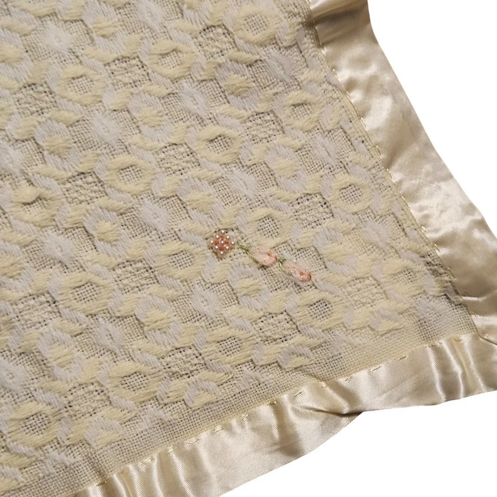 Vintage Julius‎ Berger Co. Beaded Nylon Satin Trim Baby Blanket 27x28 Heirloom